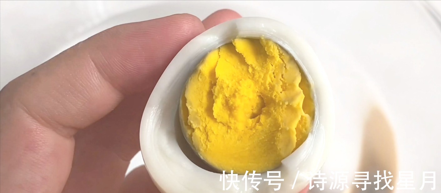 鸡蛋别再用水煮了,保姆教你新方法,只需1分钟,鸡蛋鲜嫩不粘壳!
