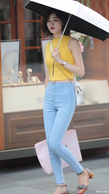 黄色|蓝色紧身牛仔裤搭配黄色无袖背心,小姐姐很有活力!