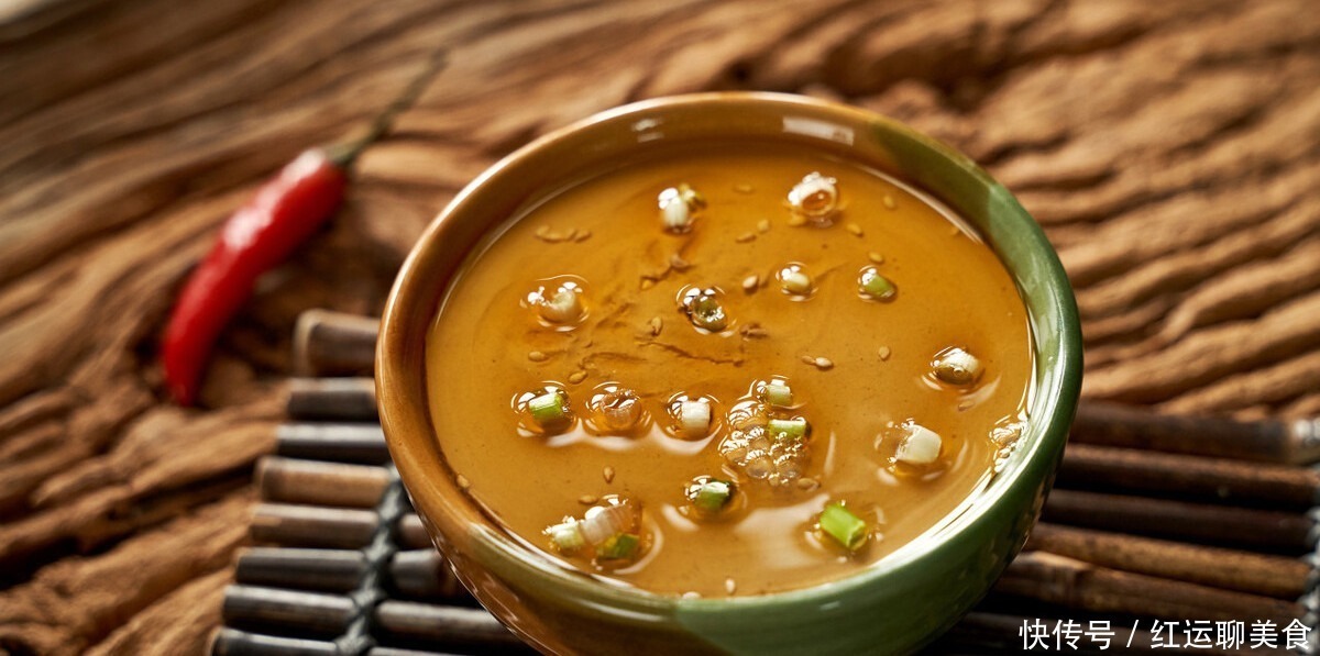 芝麻酱好吃要会调，究竟要用水还是用油，教你正确的方法