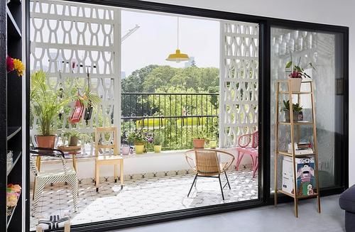 客厅|客厅做了一个超大柜子,一边是电视墙,一边是大书柜,确实很实用