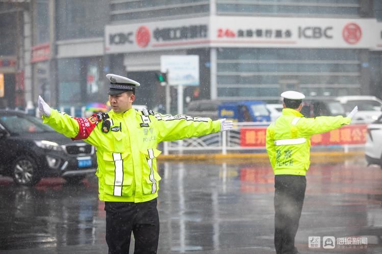 雪警|组图丨山东青岛：警察节中的最美“雪警”