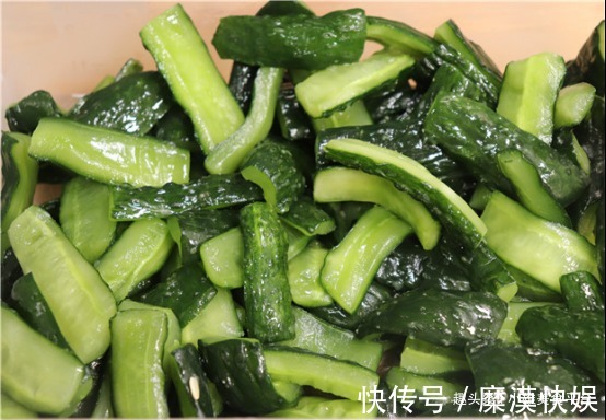黄瓜|原来腌黄瓜这么简单,一次做5斤,2小时就能吃,放3个月都不变质