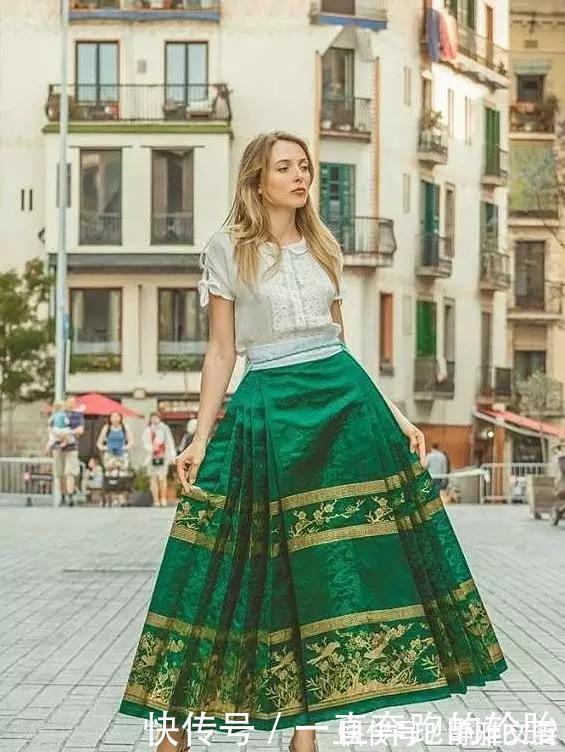 胡人!外国也有“汉服热”,当外国人穿上中国汉服,像是胡人,很惊艳