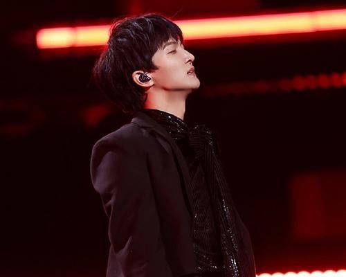 周深创造营首秀舞台《自己按门铃自己听》高音穿透全场，惊艳众人