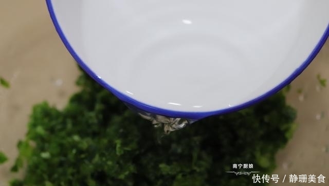  芥菜别用来打汤了，做成这样的小吃，有滋有味，上桌就被家人抢光