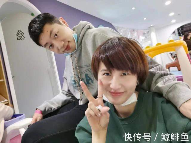 休斯顿|国乒队中的恩爱夫妻!妻子亲自接机许昕,生完二胎后身材依旧苗条