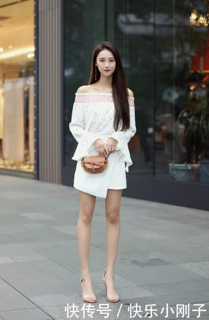 美女搭配上一双透明的一字带高跟凉鞋,够凸显出她身上无限的魅力