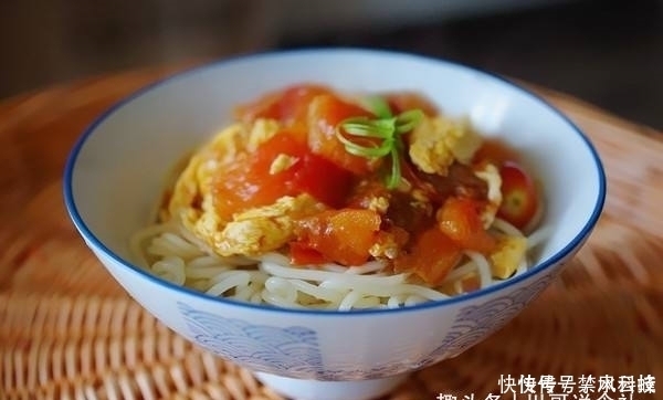 煮面条时,水开下锅就错了面馆老板教您几招,面条爽滑又筋道