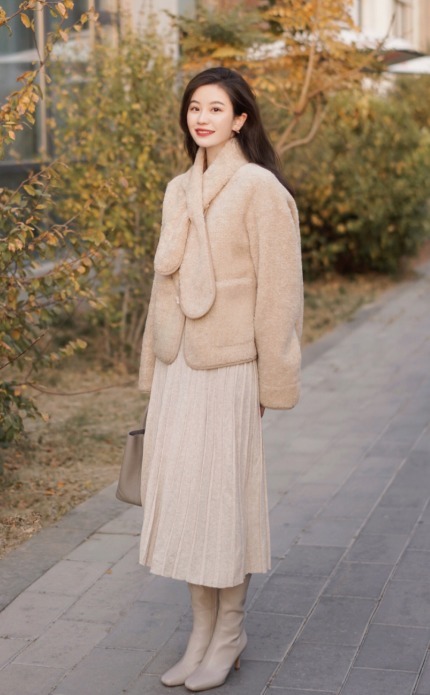长筒靴|女神博主的穿搭指南,泰迪熊大衣+半身裙高级优雅,气场全开!