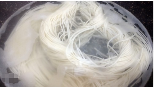 大家一定不要错过这碗面,做法超简单,味道超鲜美,连汤都要喝光