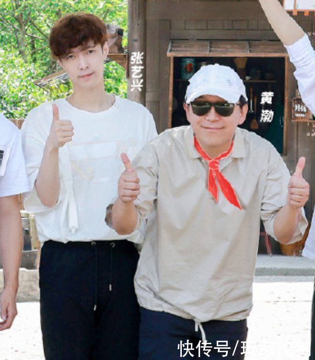 何炅|《向往5》杀青海报,嘉宾稳居C位,彭彭的衣服成亮点