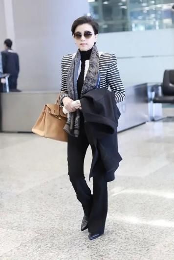 52岁杨澜打扮真时髦，穿蓝色长裙身材没发福，扎丝巾满是贵妇感