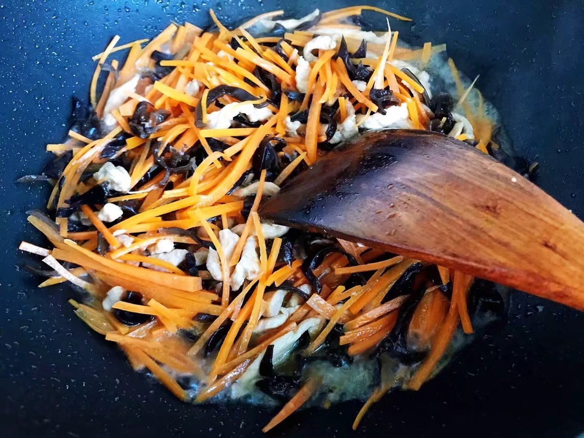 家常小炒胡萝卜木耳炒鸡丝，10分钟就做好，简单快手，鲜美可口