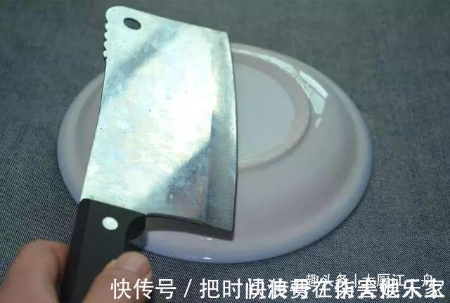 刀石|不管菜刀有多钝,大厨教你这样做,不用磨刀石,菜刀一样锋利如新