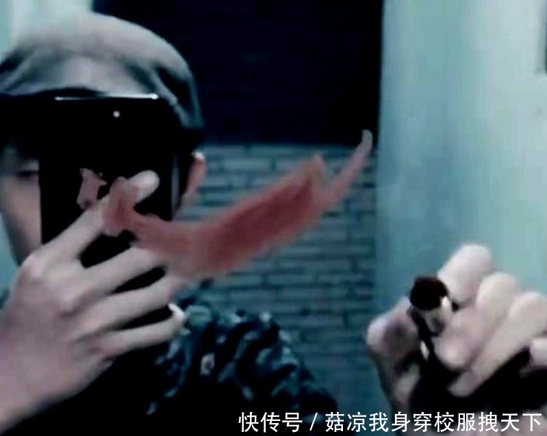 打开|美术生把口红涂在镜子上,没想到打开闪光灯后,网友:真是厉害