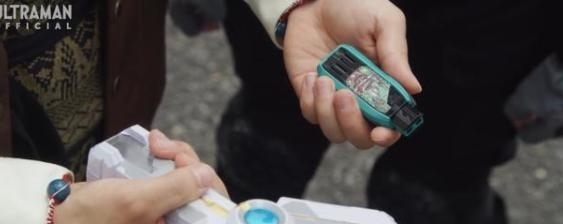 卡尔|特利迦：说好的巨人变身需要媒介，为何卡尔蜜拉不需要