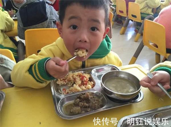 家长群|幼儿园老师把孩子的伙食照发到家长群里炸锅了,怪不得回家不吃饭