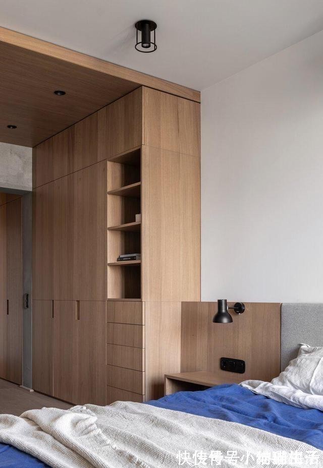 小卧室|小卧室早该舍弃床头柜,靠墙塞15公分宽薄柜,收纳何止多出2倍