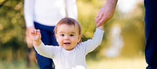 尴尬|3岁萌娃偶遇黑人宝宝,手足无措疯狂逃窜,边哭边躲:这是啥?