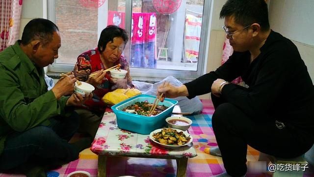 回老家蹭饭，晒丈母娘做的菜炸圈了，网友：这才是正宗农家菜