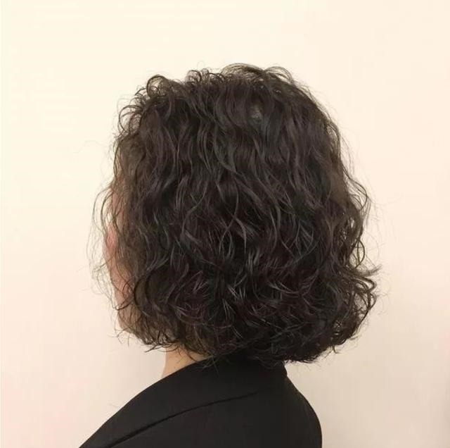 利落 女人过了40岁发型这样剪,时尚利落又洋气,显小10岁都不止