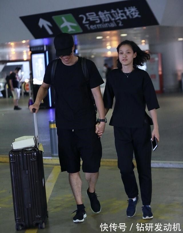 吴莎|刘翔牵手妻子吴莎出行,留学生发型好减龄,穿T恤又素颜像极学生!