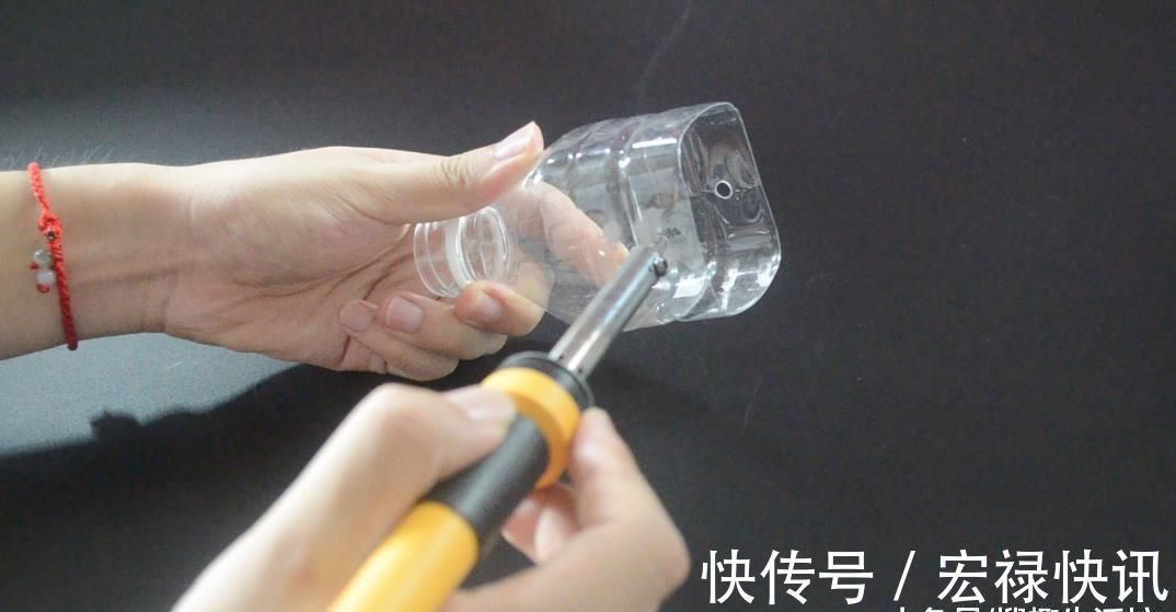 洗脸池上放一个塑料瓶, 没想到作用这么大, 看完赶紧去试试