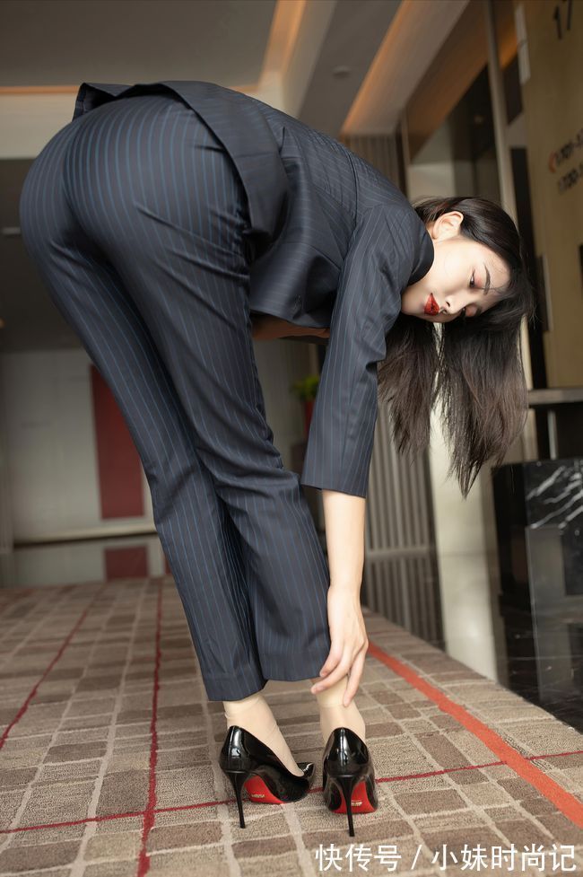 职业装 美女一身黑色职业装,在高跟鞋衬托下更具优雅气质