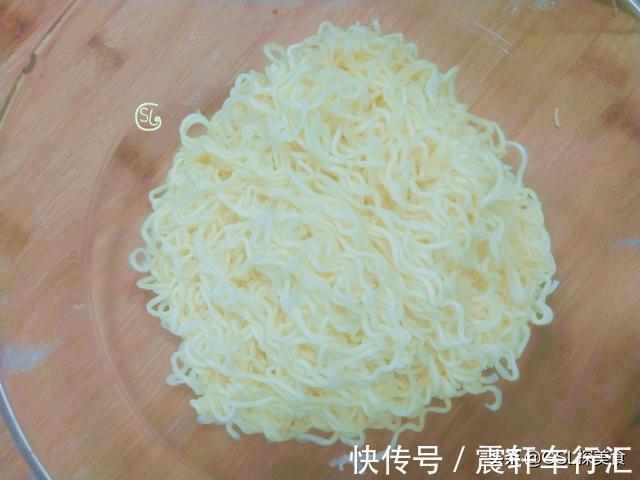小青菜|常吃的快手炒面,简单的炒一炒,好吃解馋,一人吃了一大盘