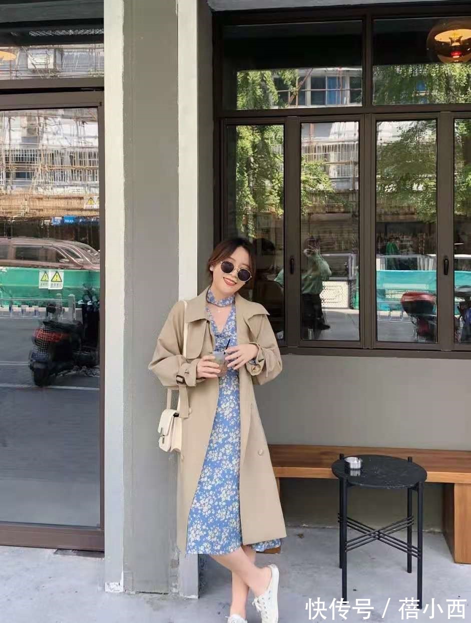 时髦 奔三奔四的女人,建议多穿“风衣”,这4种搭法简约时髦显气质