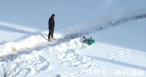 扫把|“佛系奶爸”带娃雪地里打滚火了,奶奶提着扫把还有3秒到达现场