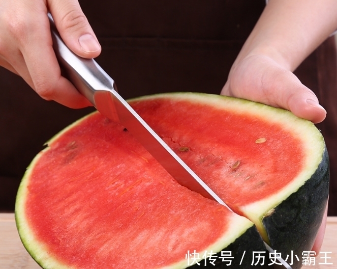 果糖|隔夜西瓜能吃吗?包保鲜膜冷藏会不会坏?别吃错了,不然自己受罪