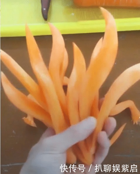 部动漫|小哥用胡萝卜雕九尾,成品令人尖叫,卖家:看来胡萝卜得涨价了