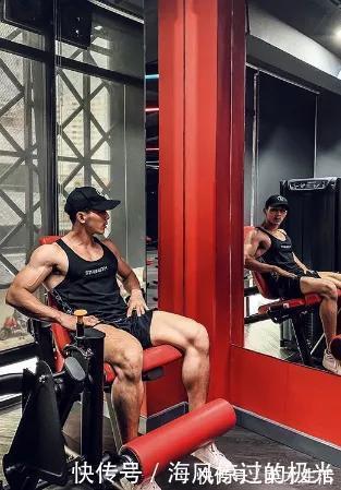 越南|越南小伙练出6块腹肌,还成了健身男模,果然肌肉才是最好的外衣