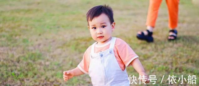 父母|萌娃“姿态妖娆”的卡在办公椅里移动走红,网友:太可爱了