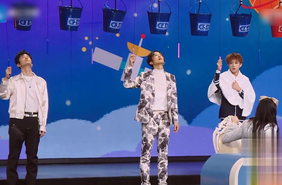 钟汉良黄晓明被泼水，素颜状态被镜头拍，两人“不老男神”无疑了