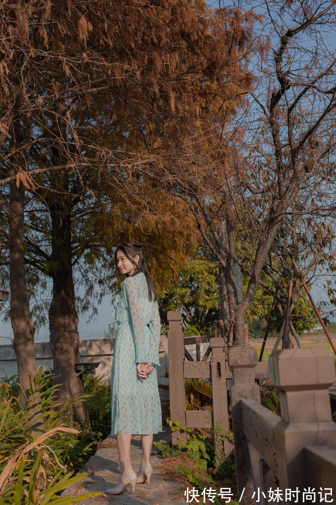 简约|小姐姐的碎花裙十分的优雅清新,简约大气中也有女性的柔美