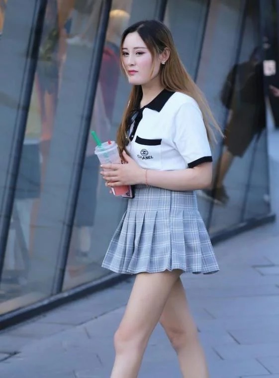 美女|美女穿黑色T恤配黑色短裤,长发披肩,尽显女王气质