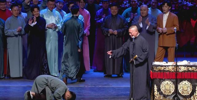 德云社的演出向来是,台上无大小,台下立规矩