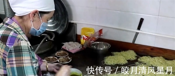 卤汁|临洮小哥卖热凉面，一碗面卤汁浇两遍，有客人开车300公里过来吃！