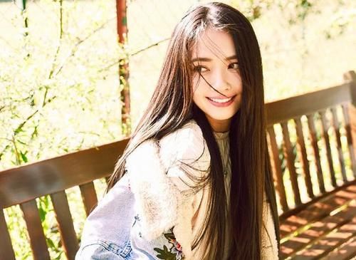 为什么女人过了50岁,不建议留“黑长直”!显老又显发量少