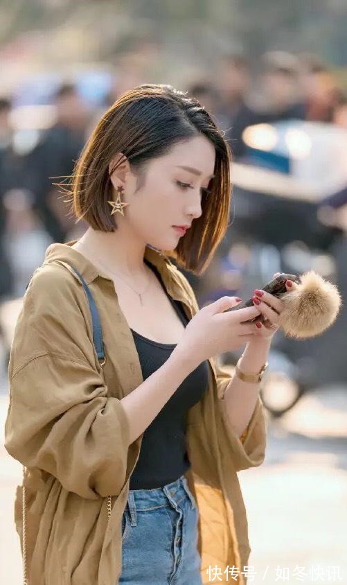 衬衫 紧身牛仔裤搭配卡其色衬衫,俏皮可爱又清新,穿出曼妙曲线!