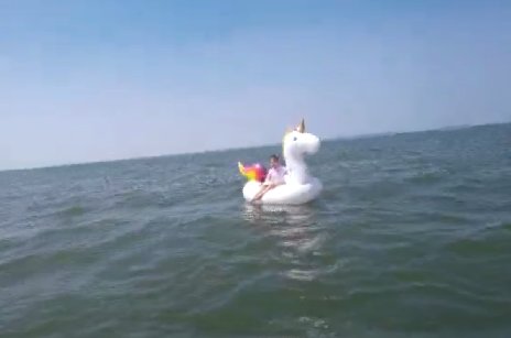 遇险|7岁女孩在海里坐充气“独角兽”被潮流带到深水区