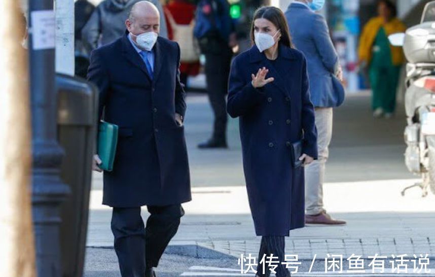 协调感 西班牙王后无惧衰老,大衣里裹西装保暖到位,白发明显气质也高贵
