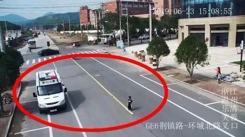 骑士|心碎现场!弟弟校门口骑士跪迎姐姐却被忽略,家长:姐姐太害羞