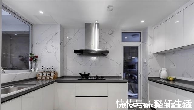 简约|她家150㎡轻奢风,玄关就露着不俗的品味,客厅是她最钟爱的地方