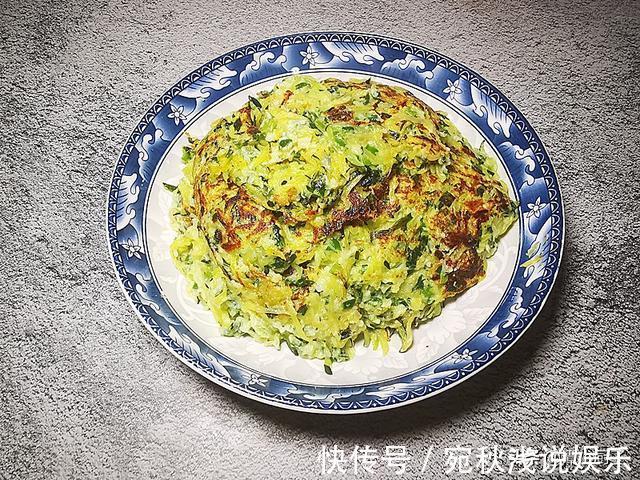 面粉|入伏后，吃肉没食欲，不妨尝尝这菜，简单煎一煎，既当菜又当饭