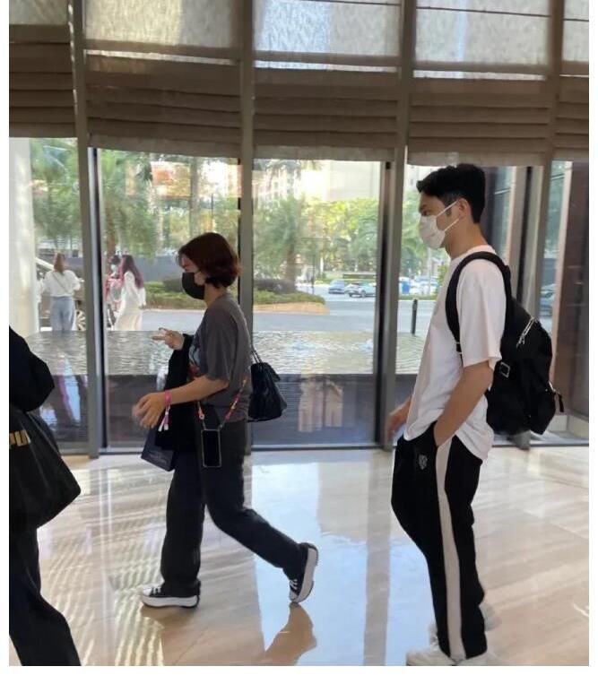 言承旭自從參加綜藝節目后身價暴漲，出入酒店被粉絲包圍翻紅成功