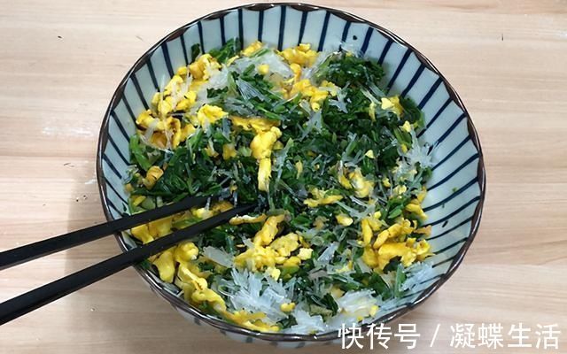 薄皮|玉米面不要做馒头了,加上这种蔬菜,教你做菜团子,薄皮大馅真香