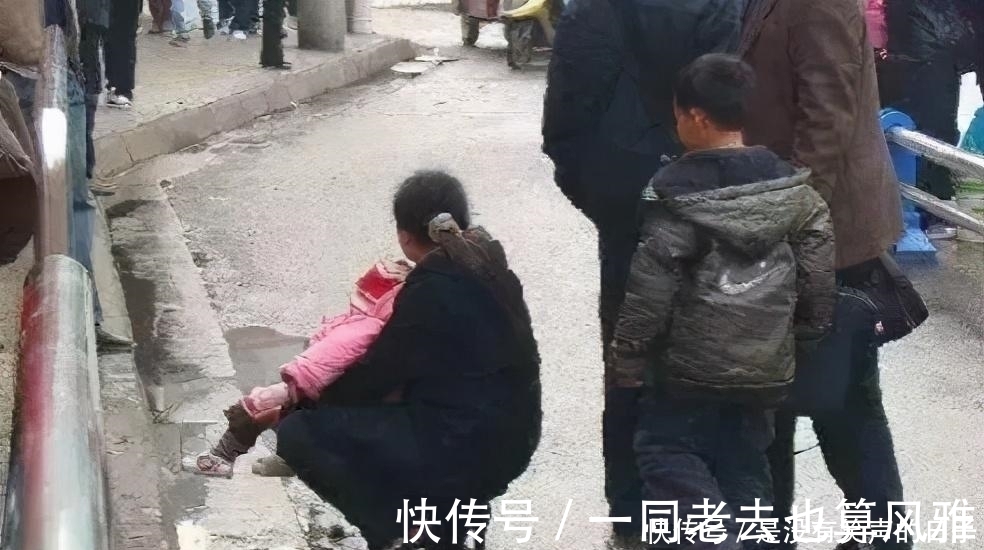 绘本|“新型把尿”蔓延,正在伤害孩子排尿系统,但年轻家长却前赴后继